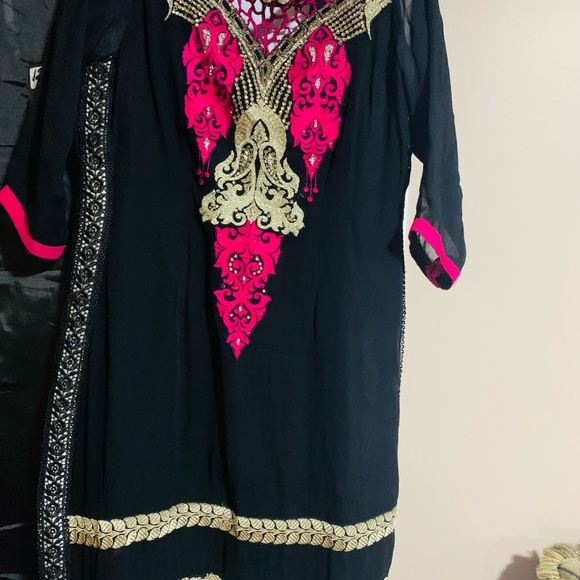 Lehngas and punjabi suit for sale - Picture 5 of 9